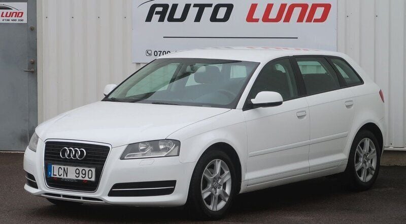 Vit Begagnad 2012 Audi A3 Sportback Attraction Halvkombi | 69 900 kr (Marknadspris) - Bild 1/4