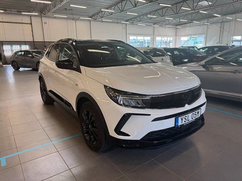 Vit Begagnad 2023 Opel Grandland X GS Line SUV | 269 000 kr (Bra pris) - Bild 1/4