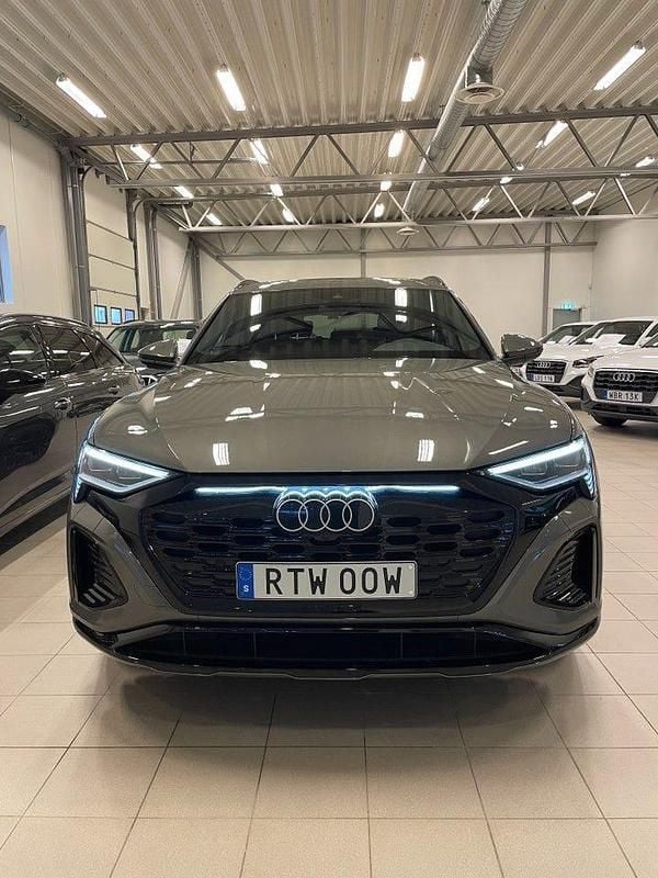 Begagnad Audi Q8 e-tron S-Line 300 kW (408 HK) 2024 Grå SUV