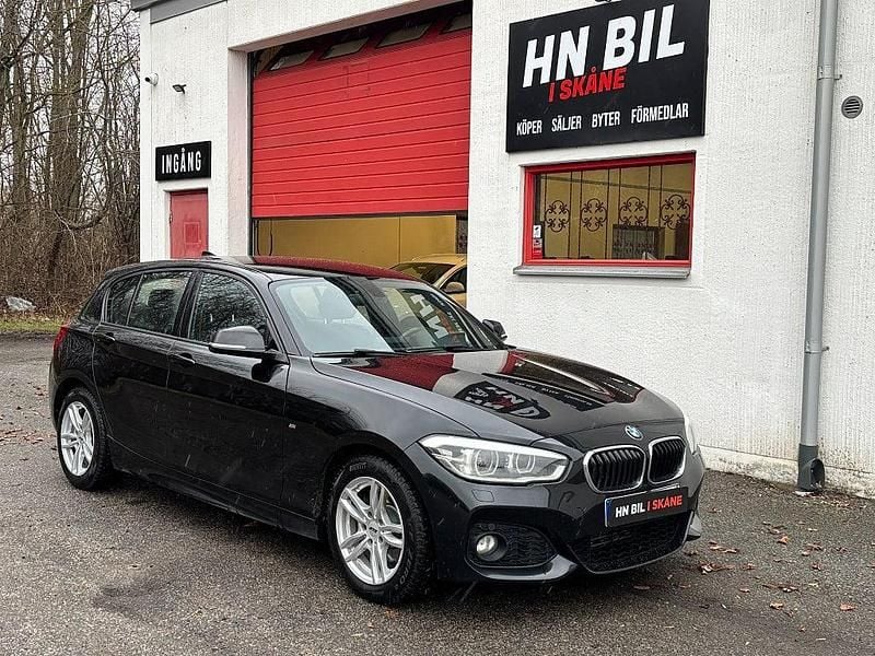 Svart Begagnad 2016 BMW 118 M Sport Halvkombi | 129 900 kr (Marknadspris) - Bild 1/4