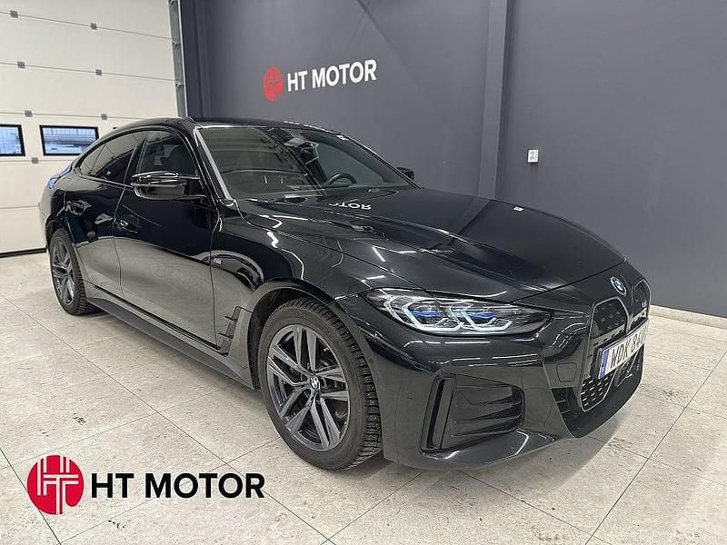 Svart Begagnad 2023 BMW i4 M Sport Sedan | 538 900 kr (Marknadspris) - Bild 1/4