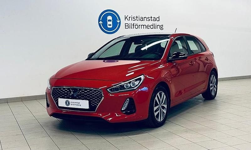 Begagnad Hyundai i30 Comfort 141 HK (103 kW) 2017 Röd Halvkombi