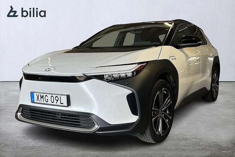 Vit Begagnad 2022 Toyota bZ4X Executive SUV | 364 900 kr (Bra pris) - Bild 1/3