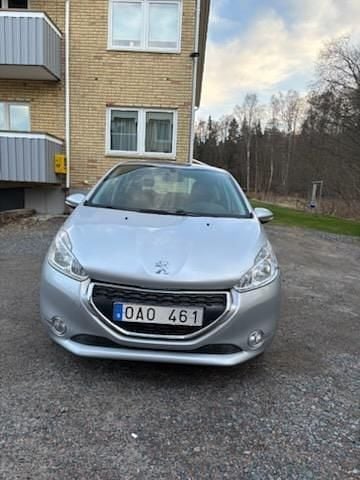 Grå Begagnad 2014 Peugeot 208 Halvkombi | 50 000 kr (Bra pris) - Bild 1/4