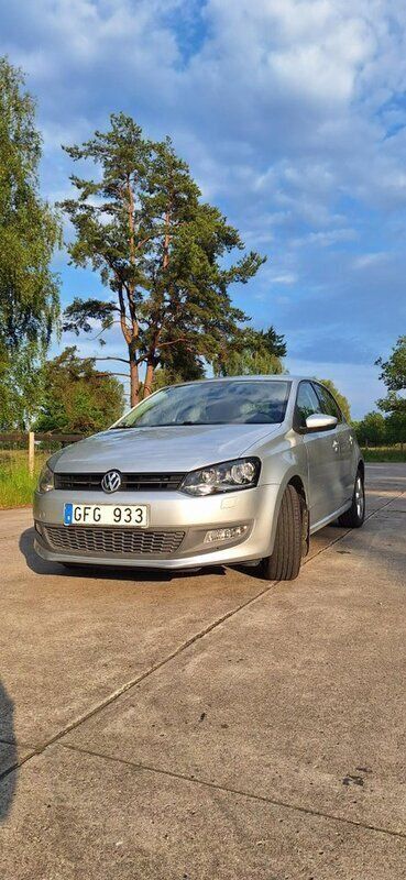 Silver Begagnad 2010 VW Polo Halvkombi | 60 000 kr (Marknadspris) - Bild 1/4