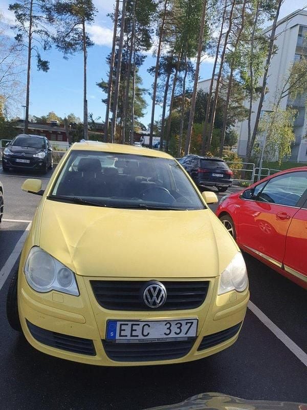 Gul Begagnad 2007 VW Polo Comfortline Halvkombi | 10 000 kr (Marknadspris) - Bild 1/4