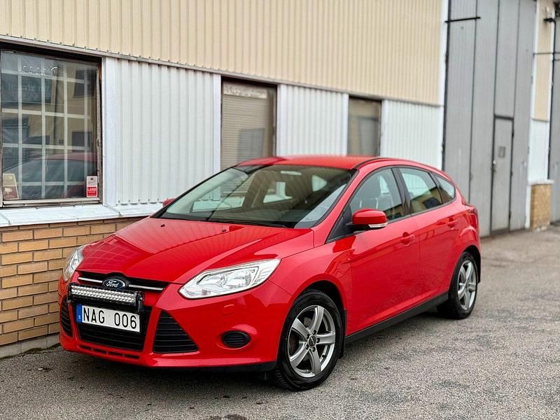 Röd Begagnad 2013 Ford Focus Trend Halvkombi | 48 000 kr - Bild 1/4