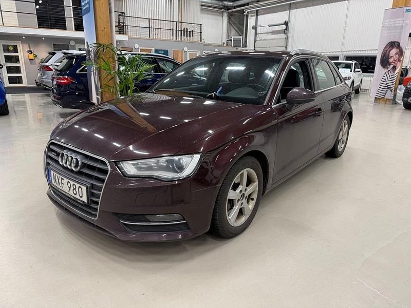 Röd Begagnad 2015 Audi A3 Sportback Ambition Halvkombi | 179 000 kr (Marknadspris) - Bild 1/4