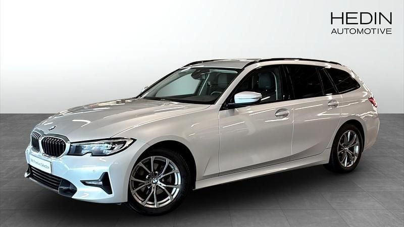 Silver Begagnad 2020 BMW 320 Sport Line Kombi | 264 700 kr (Bra pris) - Bild 1/4