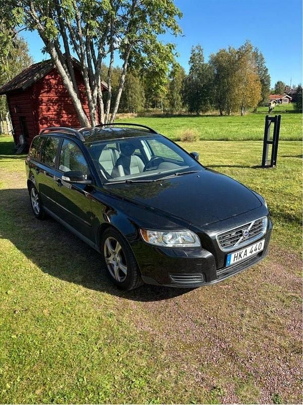 Svart Begagnad 2008 Volvo V50 Kinetic Kombi | 28 000 kr (Marknadspris) - Bild 1/4