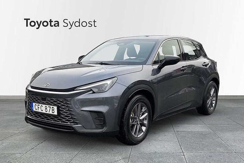 Grå Begagnad 2025 Lexus LBX SUV | 325 000 kr (Superpris) - Bild 1/4
