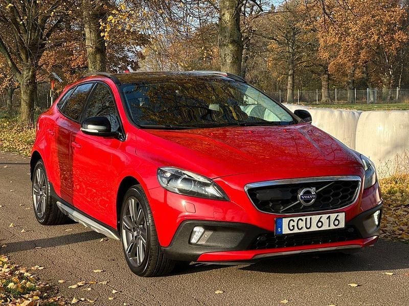 Röd Begagnad 2016 Volvo V40 CC Summum Kombi | 135 000 kr (Marknadspris) - Bild 1/4