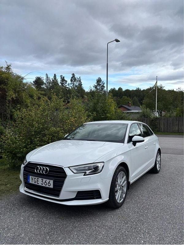 Vit Begagnad 2017 Audi A3 Sportback Comfort Halvkombi | 169 900 kr (Marknadspris) - Bild 1/3
