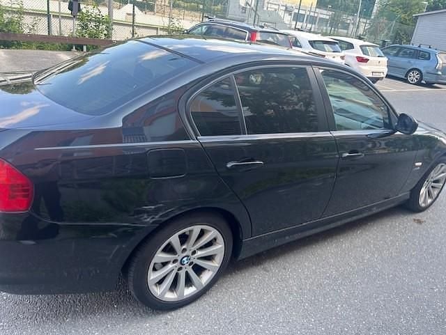 Svart Begagnad 2009 BMW 320 Comfort Edition Sedan | 60 000 kr (Marknadspris) - Bild 1/4