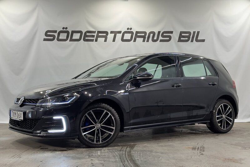 Svart Begagnad 2020 VW Golf VIII GTE Halvkombi | 209 900 kr (Bra pris) - Bild 1/2