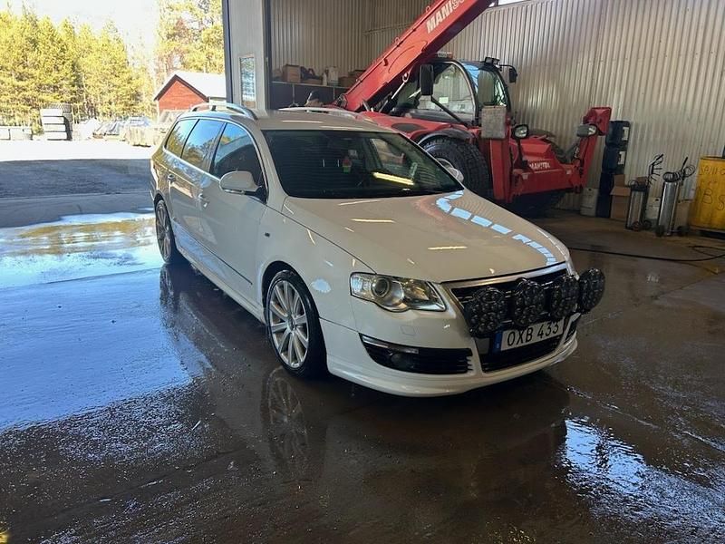 Vit Begagnad 2010 VW Passat Kombi | 35 000 kr (Marknadspris) - Bild 1/4