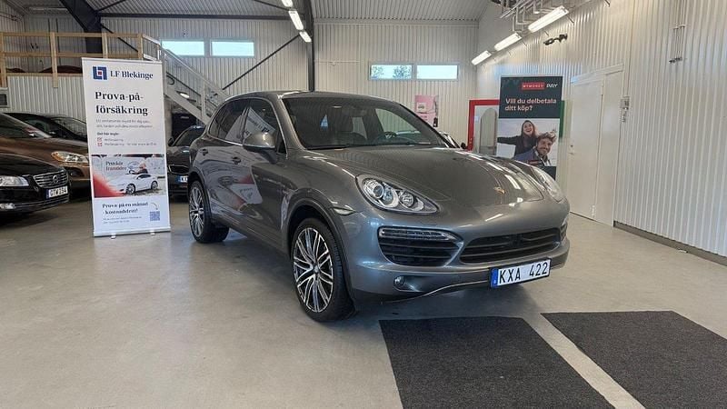 Mörkgrå (grå) Begagnad 2011 Porsche Cayenne S E-Hybrid SUV | 219 900 kr (Marknadspris) - Bild 1/4