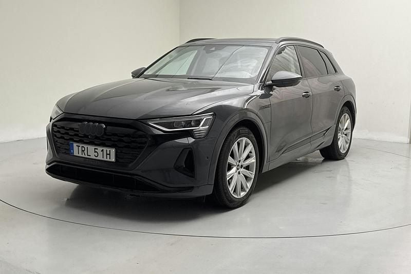 Grå Begagnad 2024 Audi Q8 e-tron Proline SUV | 510 000 kr (Superpris) - Bild 1/4