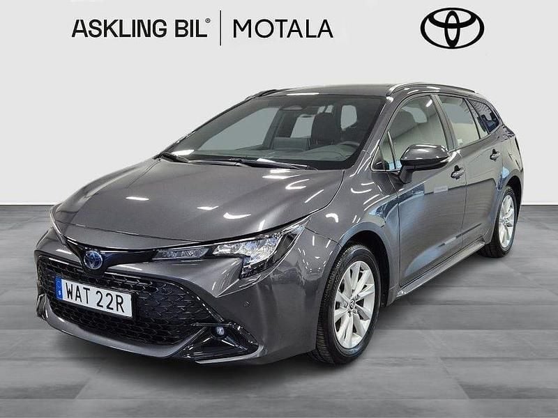 Grå Begagnad 2023 Toyota Corolla Active Kombi | 289 000 kr (Marknadspris) - Bild 1/3
