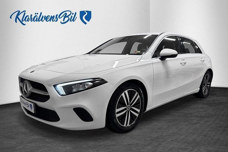 Vit Begagnad 2019 Mercedes A180 Halvkombi | 189 900 kr (Marknadspris) - Bild 1/4