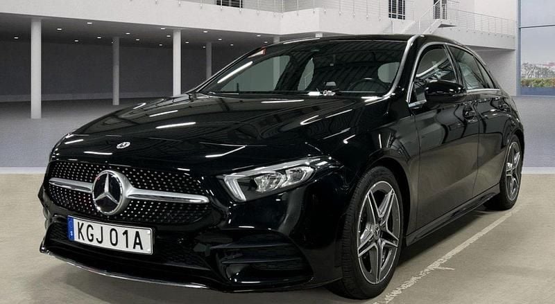 Svart Begagnad 2022 Mercedes A180 AMG Halvkombi | 279 000 kr (Marknadspris) - Bild 1/1