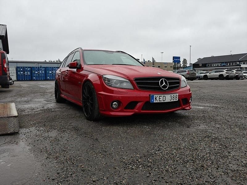Röd Begagnad 2010 Mercedes C63 AMG Avantgarde Kombi | 310 000 kr (Bra pris) - Bild 1/4
