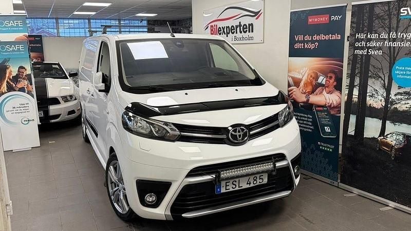 Vit Begagnad 2017 Toyota Proace Minibuss | 124 900 kr (Marknadspris) - Bild 1/4