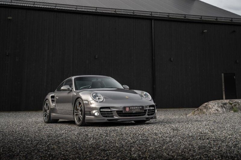 Mörkgrå (gråmetallic) Begagnad 2010 Porsche 997 Turbo Sportkupé | 995 000 kr - Bild 1/4