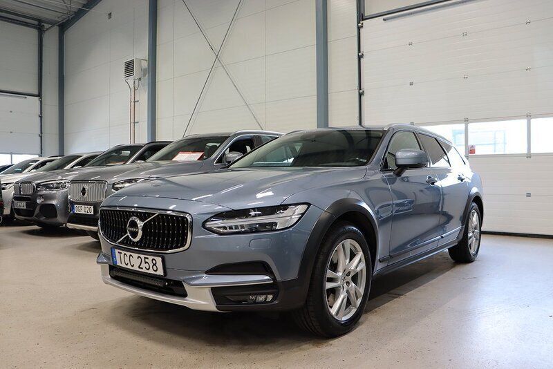 Ljusblå (blå) Begagnad 2018 Volvo V90 CC Momentum Kombi | 269 800 kr (Marknadspris) - Bild 1/4
