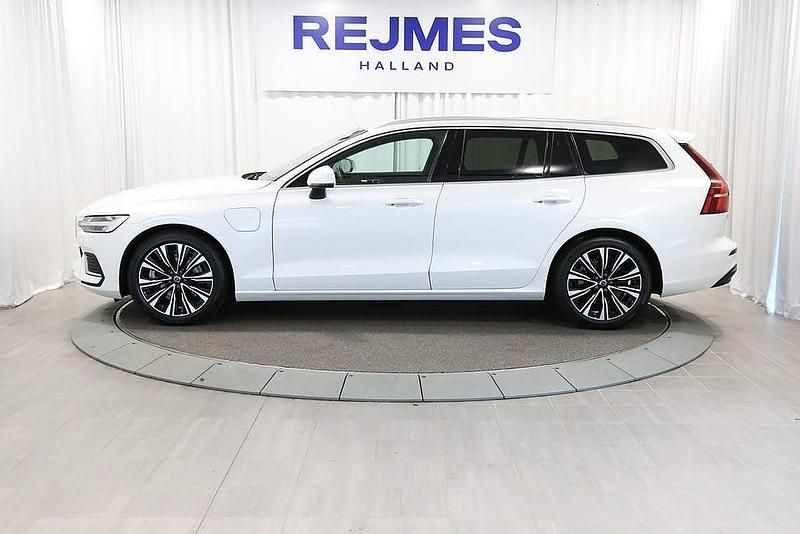 Begagnad Volvo V60 Core 349 HK (256 kW) 2023 Vit Kombi