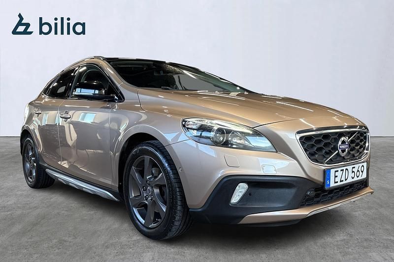 Begagnad Volvo V40 CC Momentum 182 HK (133 kW) 2015 Brun Kombi