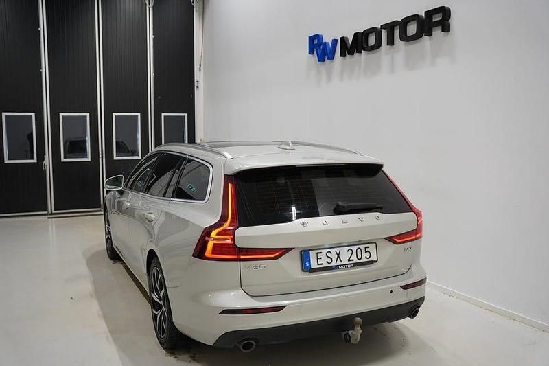 Begagnad Volvo V60 Momentum 190 HK (139 kW) 2018 Vit Kombi