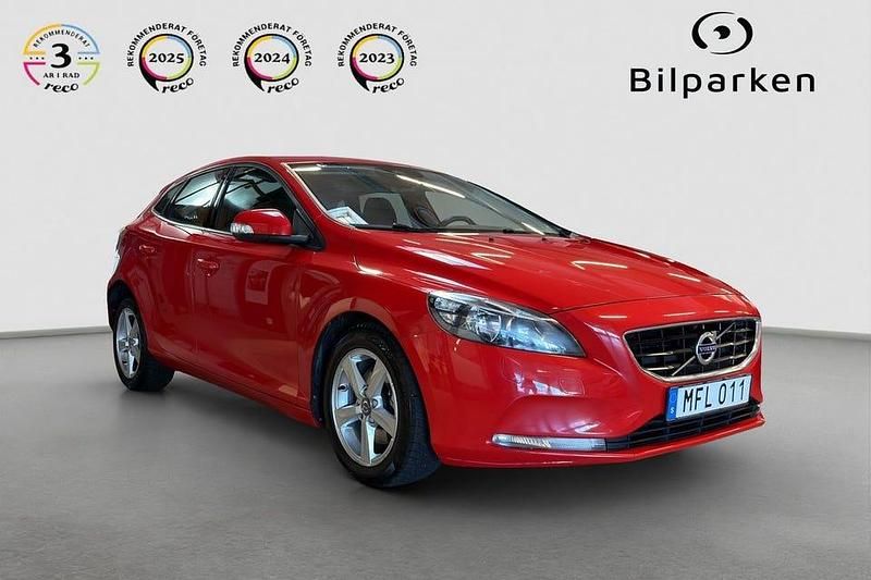 Röd Begagnad 2015 Volvo V40 Halvkombi | 109 990 kr (Marknadspris) - Bild 1/4