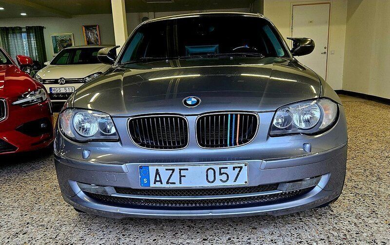 Grå Begagnad 2010 BMW 118 Advantage Halvkombi | 89 900 kr (Dyr) - Bild 1/4
