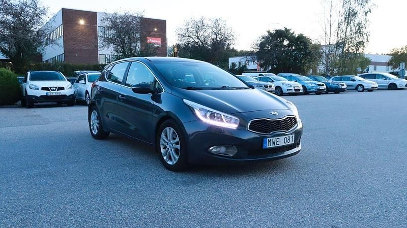 Grå Begagnad 2013 Kia Ceed Comfort Halvkombi | 58 700 kr (Marknadspris) - Bild 1/4