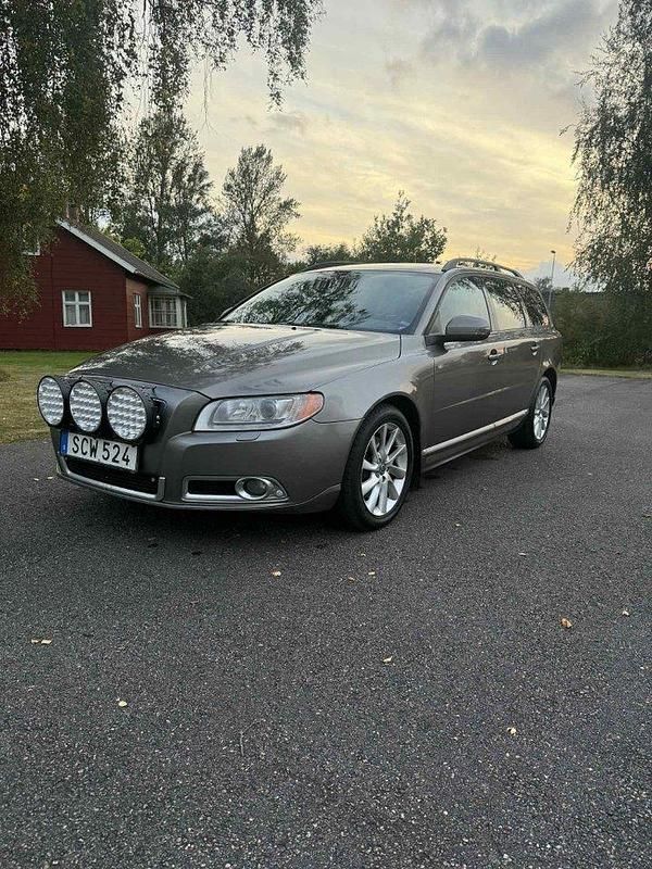 Grå Begagnad 2009 Volvo V70 Momentum Kombi | 44 900 kr (Dyr) - Bild 1/4