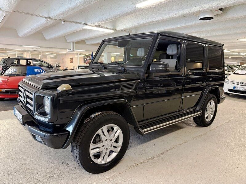 Svart (magnetite black metallic) Begagnad 2013 Mercedes G350 SUV | 599 800 kr - Bild 1/4