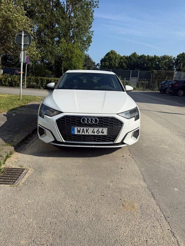 Vit Begagnad 2023 Audi A3 Sportback Comfort Halvkombi | 235 000 kr (Bra pris) - Bild 1/4