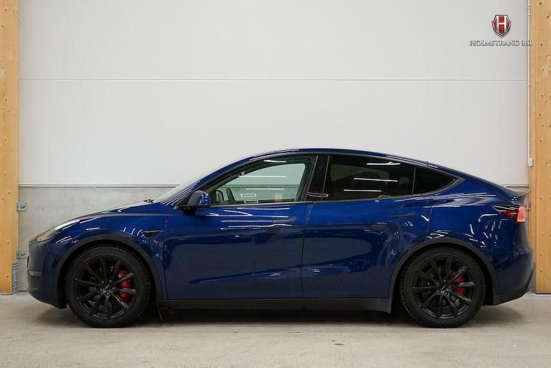 Blå Begagnad 2024 Tesla Model Y Performance SUV | 529 900 kr (Dyr) - Bild 1/4