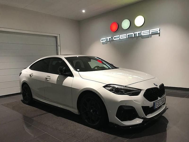 Vit/svart läder Begagnad 2020 BMW M235 M Performance Sedan | 389 900 kr (Bra pris) - Bild 1/4