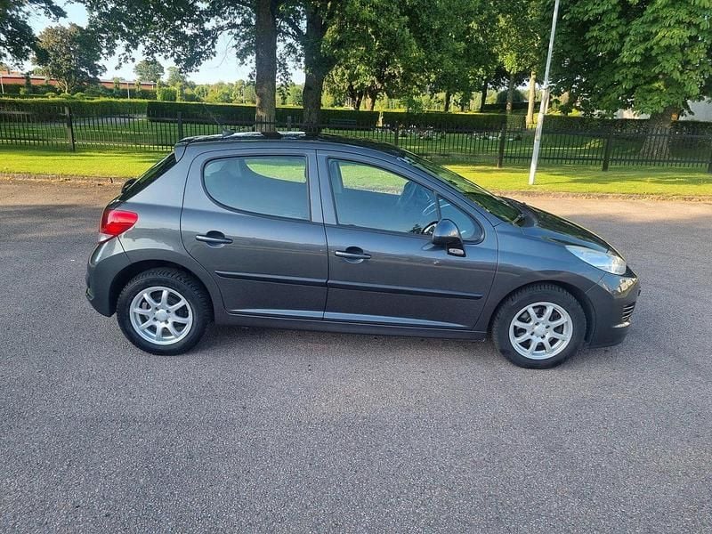 Grå Begagnad 2010 Peugeot 207 Halvkombi | 32 500 kr (Marknadspris) - Bild 1/3