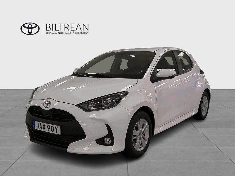 Vit Begagnad 2024 Toyota Yaris Hybrid Active Halvkombi | 244 000 kr (Marknadspris) - Bild 1/4
