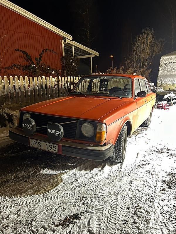 Orange Begagnad 1977 Volvo 244 Sedan | 25 000 kr - Bild 1/4