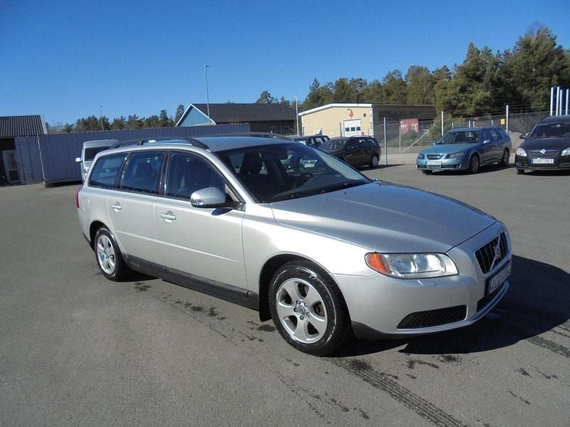 Ljusgrå (grå) Begagnad 2008 Volvo V70 Kinetic Kombi | 60 000 kr (Marknadspris) - Bild 1/4