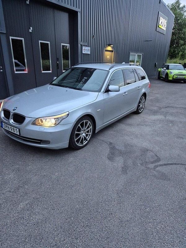 Grå Begagnad 2008 BMW 520 Kombi | 50 000 kr (Marknadspris) - Bild 1/4