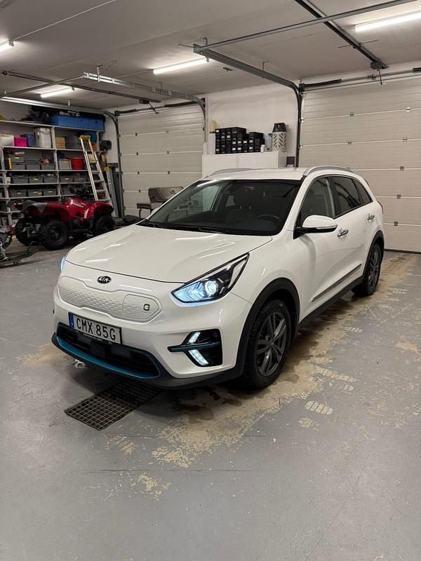 Vit metallic Begagnad 2021 Kia e-Niro Advance SUV | 249 000 kr (Marknadspris) - Bild 1/4