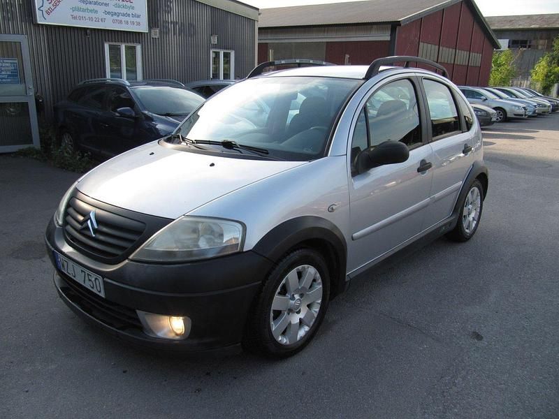 Silver Begagnad 2005 Citroën C3 Halvkombi | 27 500 kr (Lite dyr) - Bild 1/4
