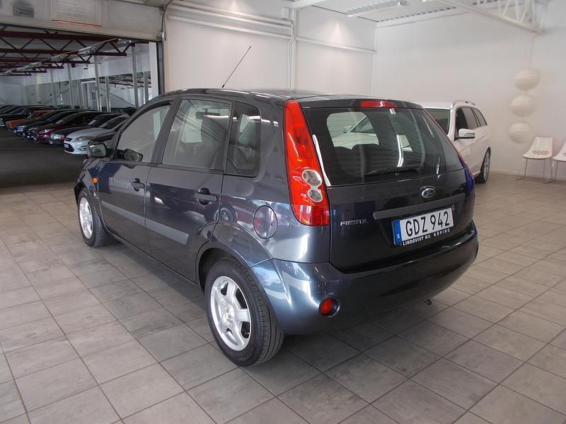Begagnad Ford Fiesta 2007 Grå