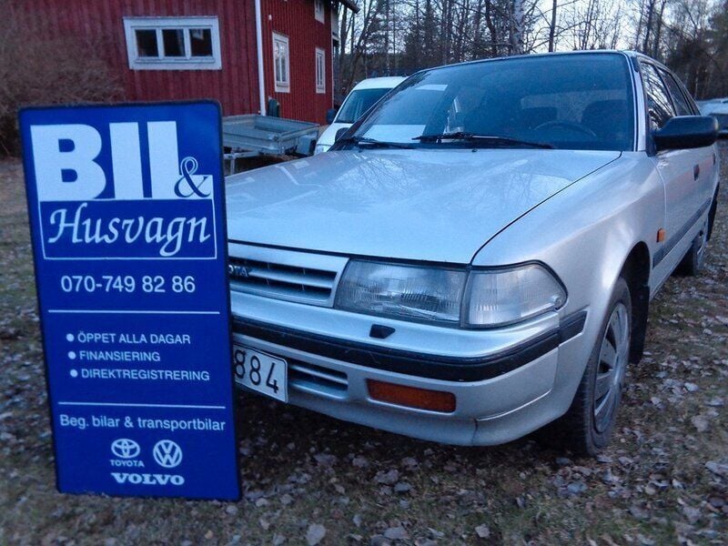 Ljusgrå Begagnad 1990 Toyota Carina Halvkombi | 49 500 kr - Bild 1/4