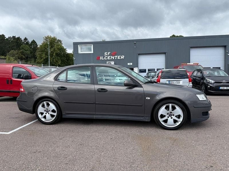 Brun Begagnad 2005 Saab 9-3 Linear Sedan | 21 900 kr (Marknadspris) - Bild 1/4